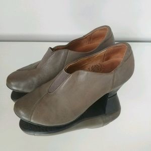 TAOS Gorgeous comfort gray leather ankle bootie